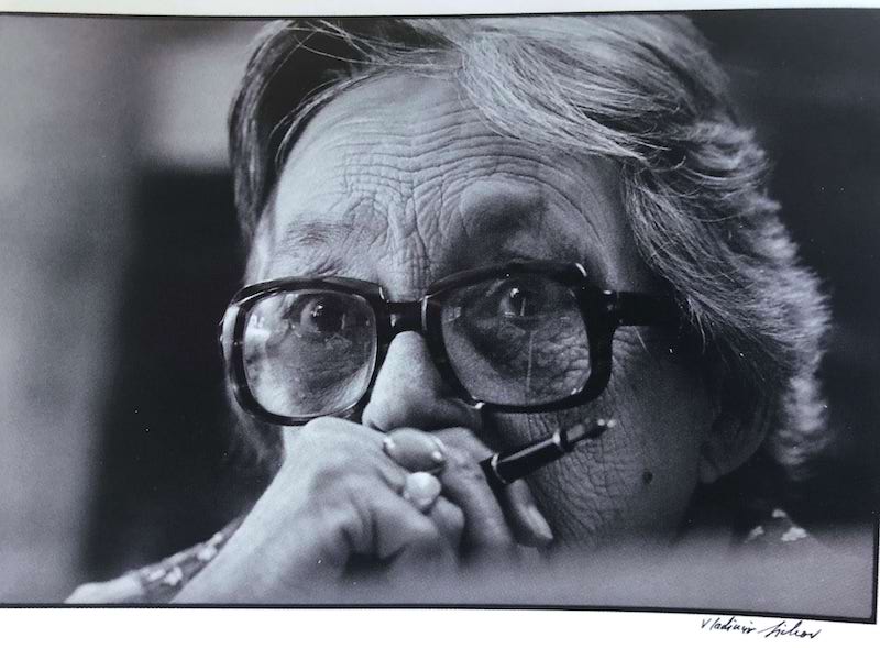 Figura 4. Marguerite Duras dans sa maison de campagne, Vladimir Sichov, 1982. Impresión en gelatina de plata, 29.5 x 39.5 cm y detalle de la fotografía