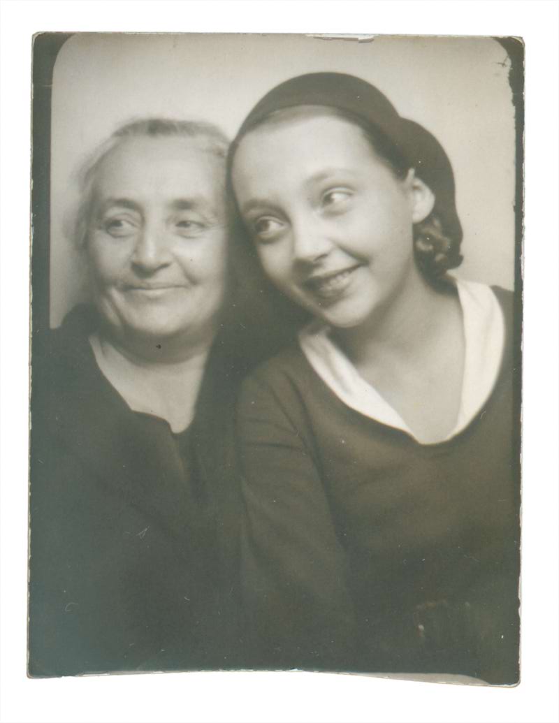 Figura 5. Fotografía reflejada en la fotografía de la figura 4. Fotografía del archivo personal de los herederos de Marguerite Duras, alrededor de 1932, en Adler (40)