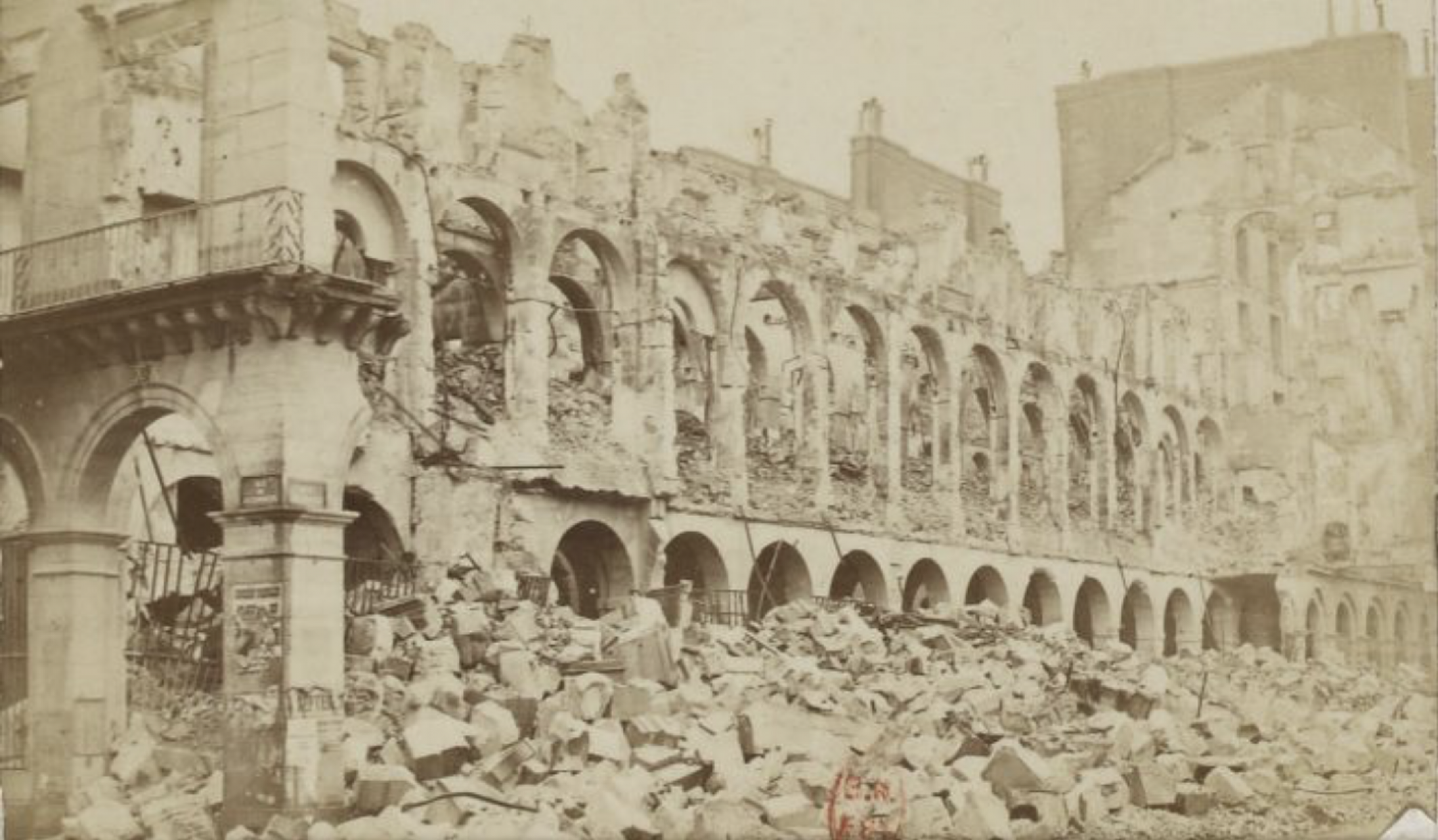 Ministère des Finances, photographie anonyme, [recueil] Ruines de Paris, mai 1871, BnF/Gallica.